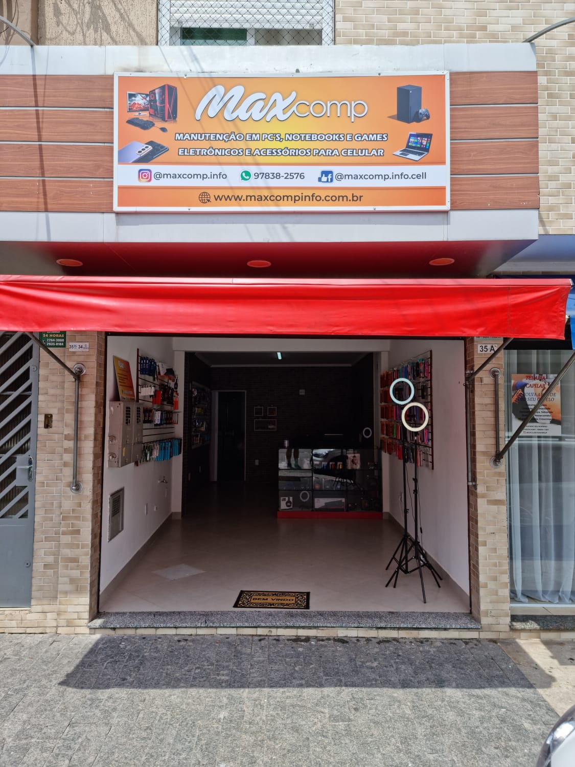 Imagem com o console Xbox Series X em um fundo verde por Billy Freeman